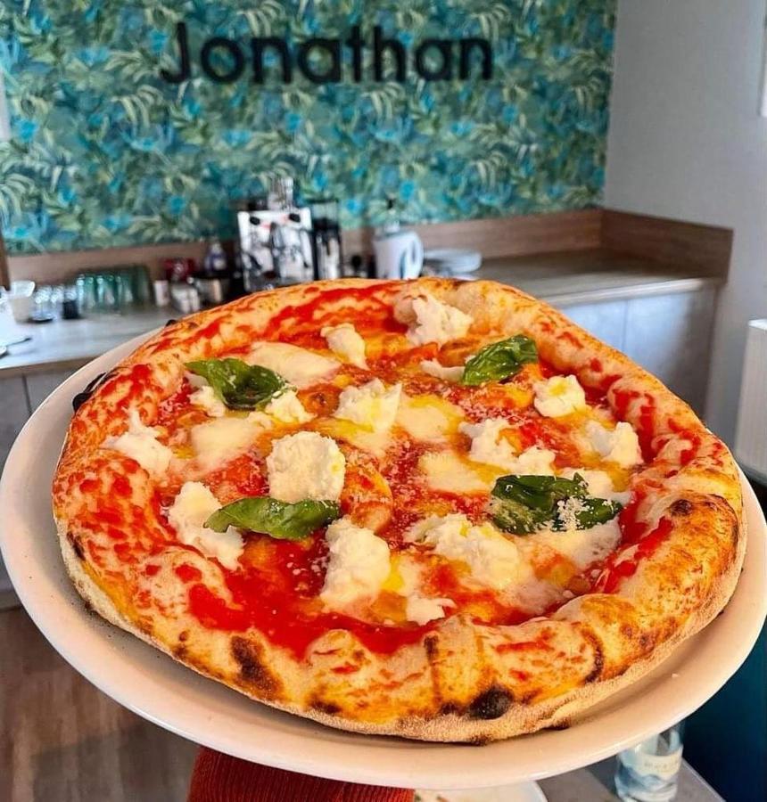 Jonathan Bed&Pizza Komárom Kültér fotó